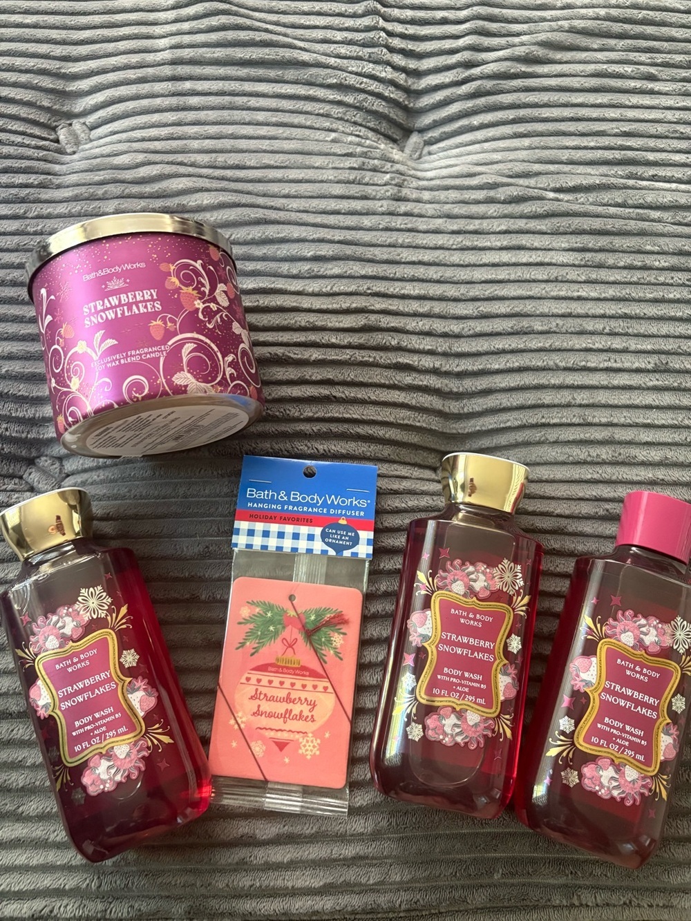 Bath & Body Works Strawberry Snowflakes Body Wash set NEW - Picture 1 of 6
